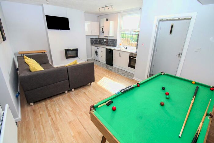 1 Bedroom Flat To Rent In Kings Road, Hyde Park, Leeds, LS6