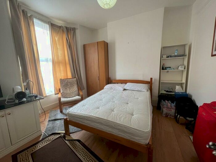 Apartment To Rent In Windermere Road, London, N19