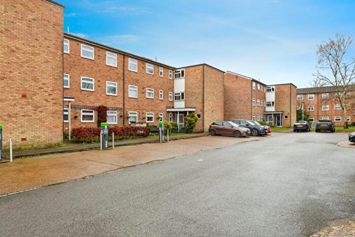 2 Bedroom Flat For Sale In Kingscroft, Welwyn Garden City, AL7
