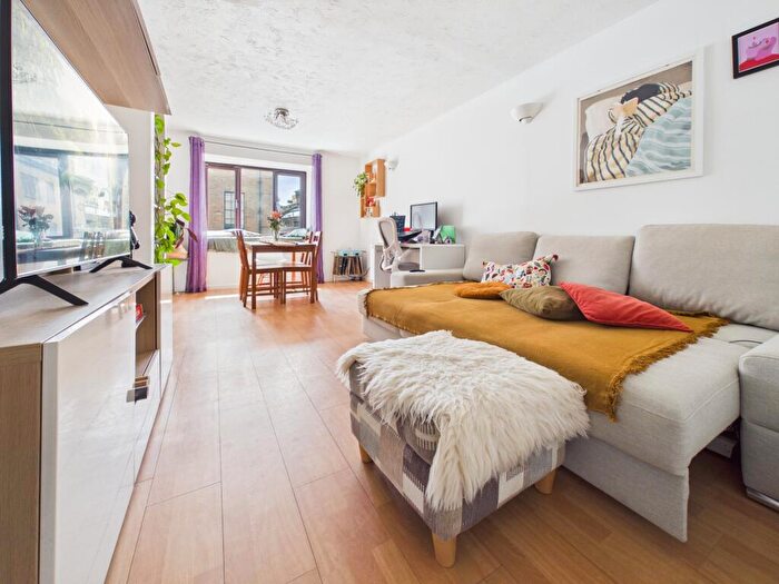 2 Bedroom Flat For Sale In Tyndal Court, Transom Square, London, E14