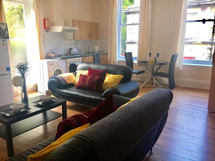 2 Bedroom Flat To Rent In Ridgeway House, LS6