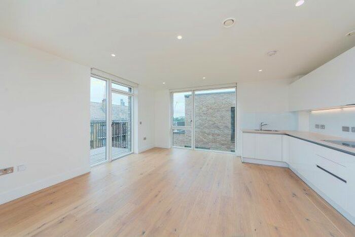 3 Bedroom Flat To Rent In West Row, London, W10