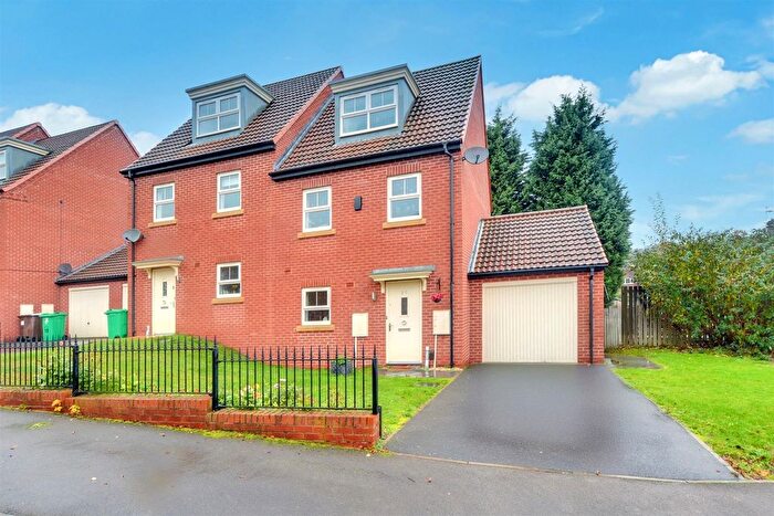 3 Bedroom Semi Detached House For Sale In Weaving Gardens, Nottingham, NG5