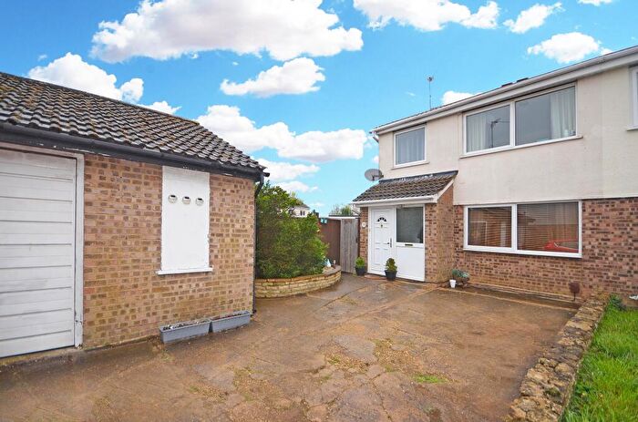 3 Bedroom Semi-Detached House For Sale In Orwell Close, Raunds, NN9