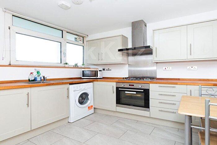 3 Bedroom Flat To Rent In Rowstock Gardens, Camden, N7