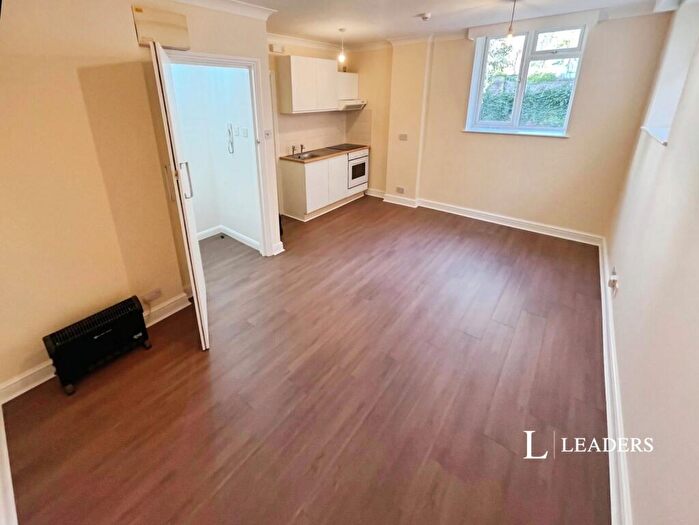 Studio To Rent In Western Road, Brighton, East Sussex, BN1