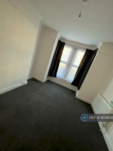 2 Bedroom Flat To Rent In Courtland Avenue, Ilford, IG1