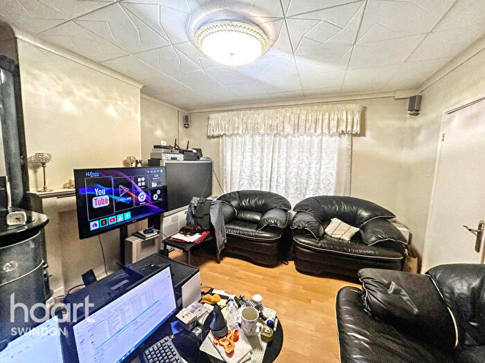 3 Bedroom Semi-Detached House For Sale In Bourne Road, Swindon, SN2