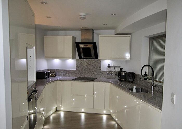 2 Bedroom Flat For Sale In Castle Boulevard, Nottingham, Nottinghamshire, NG7