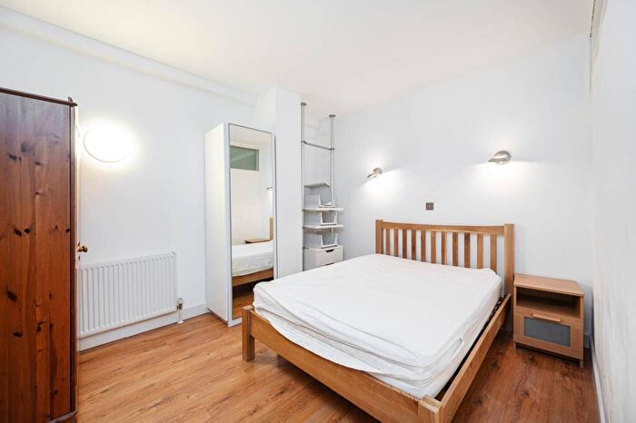 3 Bedroom Flat To Rent In Fairclough Street, Tower Hamlets, London, E1