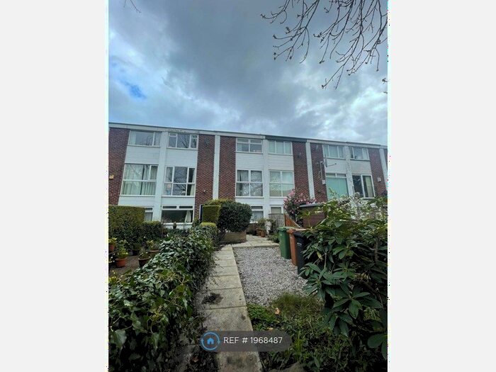 3 Bedroom Terraced House To Rent In Greenvale Drive, Cheadle, SK8