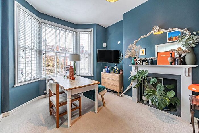 2 Bedroom Flat To Rent In Lucien Road, Tooting Bec, London, SW17