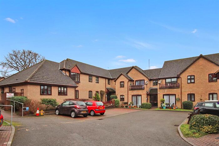 2 Bedroom Flat For Sale In Russell Court, Rushden, NN10