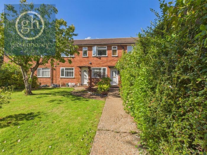 2 Bedroom Maisonette To Rent In Walnut Way, Ruislip, HA4