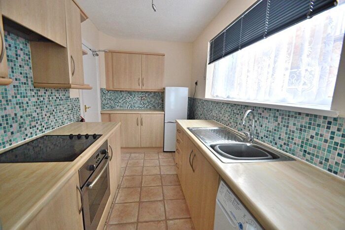 2 Bedroom Flat To Rent In Bush Close, Ilford, Essex, IG2