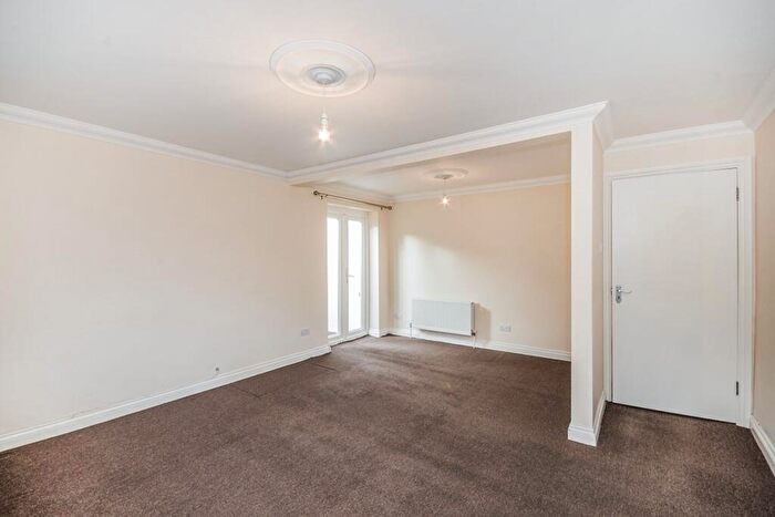 1 Bedroom Flat To Rent In Rickman Hill, Coulsdon, Surrey, CR5
