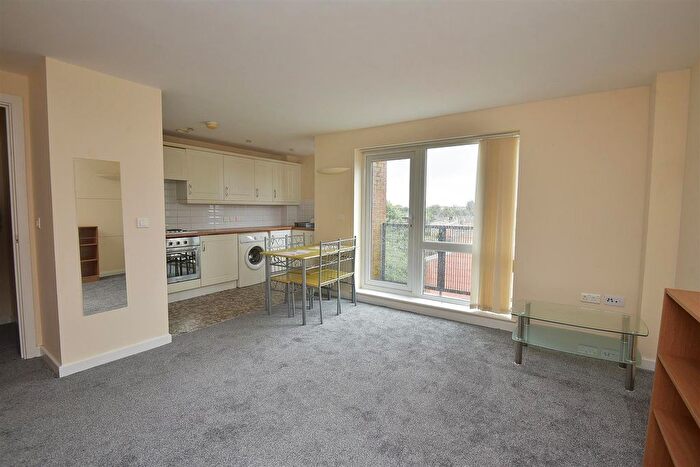 2 Bedroom Flat To Rent In Stockport Road, Longsight, Manchester, M13