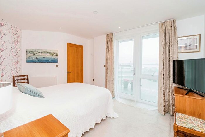 2 Bedroom Flat For Sale In Maritime Walk, Ocean Village, Southampton, Hampshire, SO14