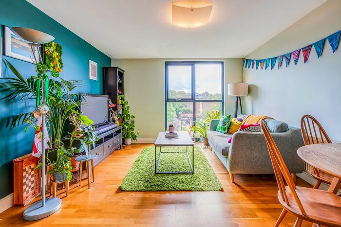 2 Bedroom Flat To Rent In Leigham Court Road, London, SW16