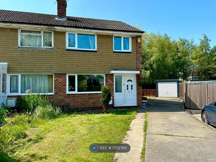 3 Bedroom Semi-Detached House To Rent In Sunningdale Drive, Leeds, LS17