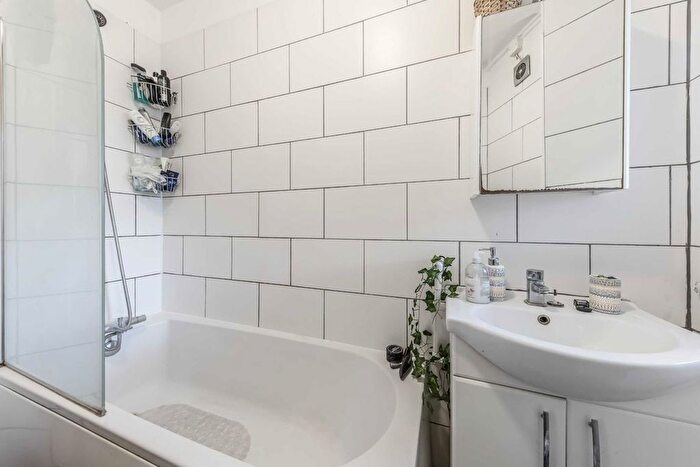 3 Bedroom Flat To Rent In St. Johns Estate, London, SE1