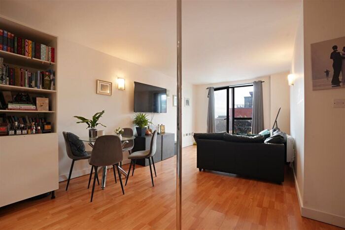 1 Bedroom Apartment For Sale In West One Plaza One, Cavendish Street, S3