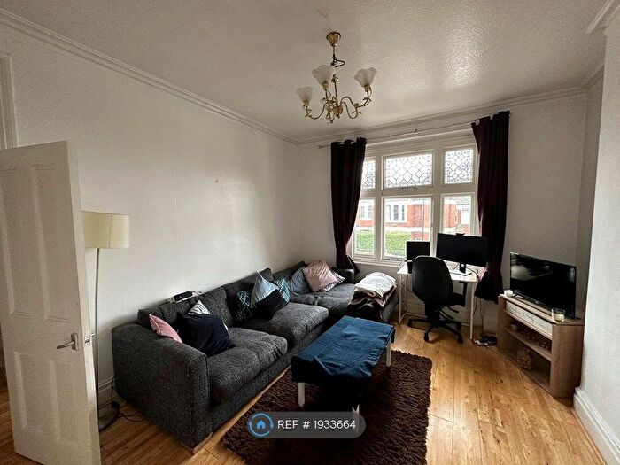 3 Bedroom Flat To Rent In Deauville Mansions, London, SW4