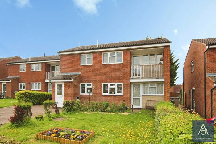 2 Bedroom Apartment For Sale In Hanover Drive, Brackley, Northamptonshire, NN13
