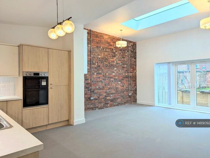 7 Bedroom Semi-Detached House To Rent In Godfrey Road, Salford, M6