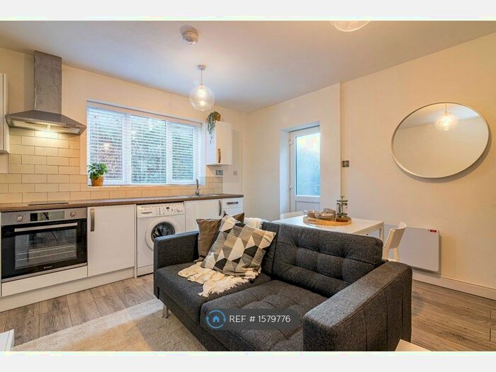 1 Bedroom Flat To Rent In Milner Road, Nottingham, NG5