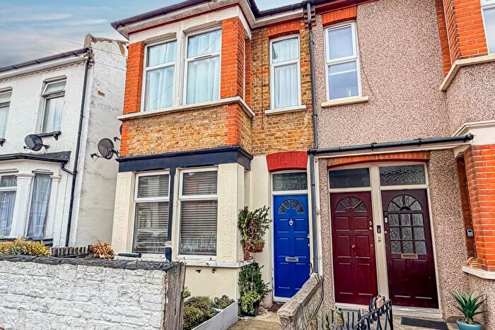 2 Bedroom Flat For Sale In Shakespeare Drive, Westcliff-On-Sea, SS0