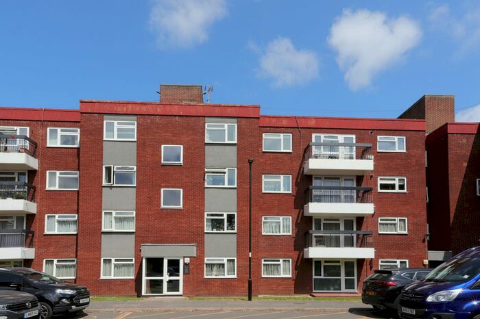 2 Bedroom Flat To Rent In Grange Gardens, Southgate, N14