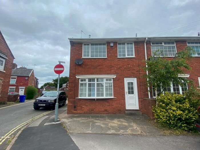 3 Bedroom Town House To Rent In Calow Lane, Hasland, Chesterfield, S41