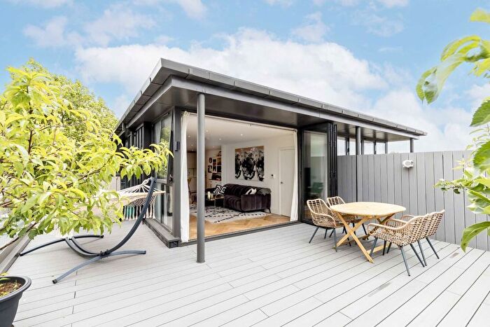 3 Bedroom Flat For Sale In Woodside Lane, Finchley, N12