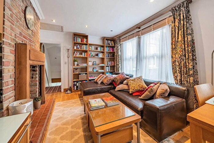 3 Bedroom Flat To Rent In Spruce Hills Road, Walthamstow, London, E17