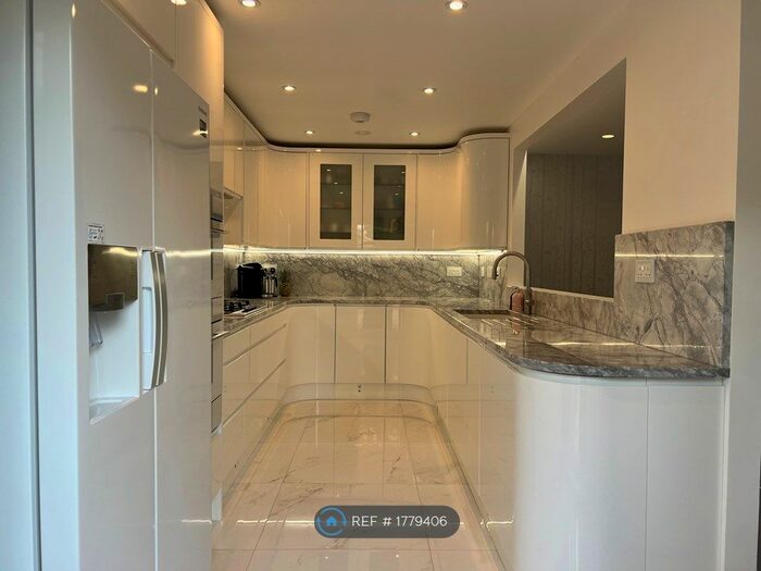 2 Bedroom Flat To Rent In Beach Lodge, London, N3