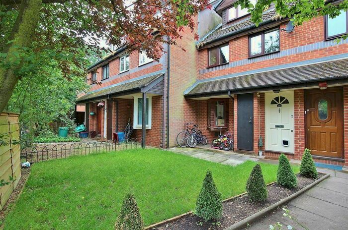 2 Bedroom Flat To Rent In Weavers Close, Isleworth TW7