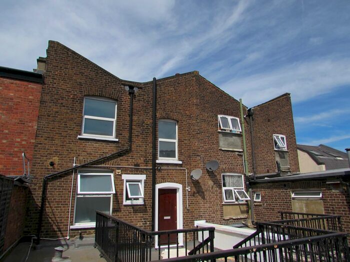 3 Bedroom Flat To Rent In High Street, Harrow Wealdstone, Middlesex, HA3