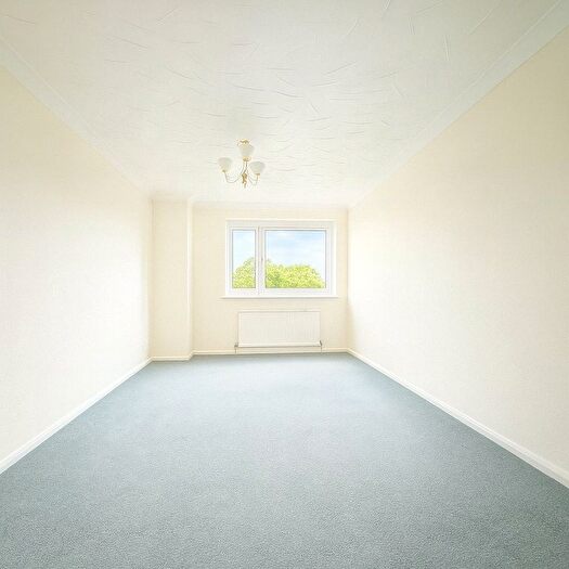 2 Bedroom Flat To Rent In New Wanstead, London, E11