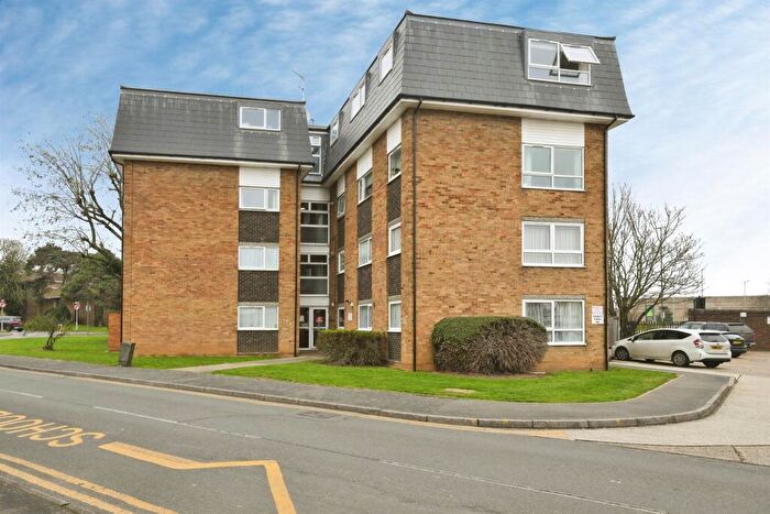 2 Bedroom Apartment For Sale In Lampits, Hoddesdon, EN11