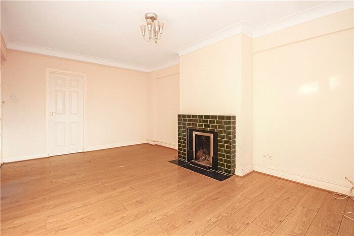 3 Bedroom Flat To Rent In Streatham High Road, London, SW16