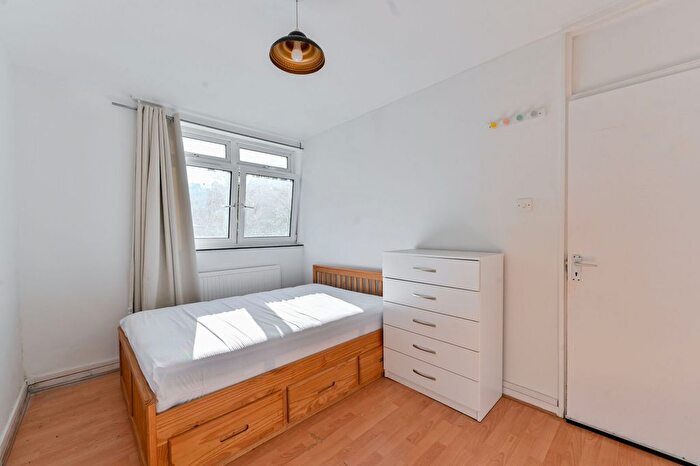 3 Bedroom Maisonette For Sale In Ensbury House, Carroun Road, Oval, London, SW8
