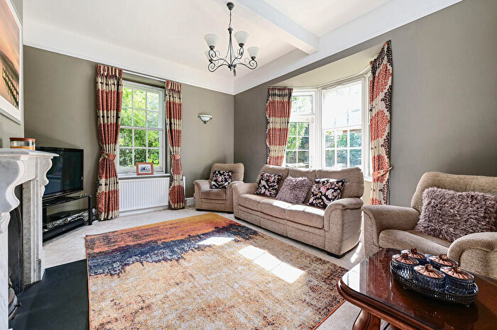 5 Bedroom Detached House For Sale In Silver Glades, Yateley, GU46