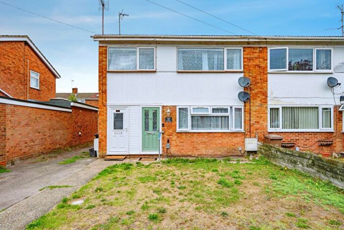 2 Bedroom Maisonette For Sale In Fairfax Avenue, Luton, Bedfordshire, LU3