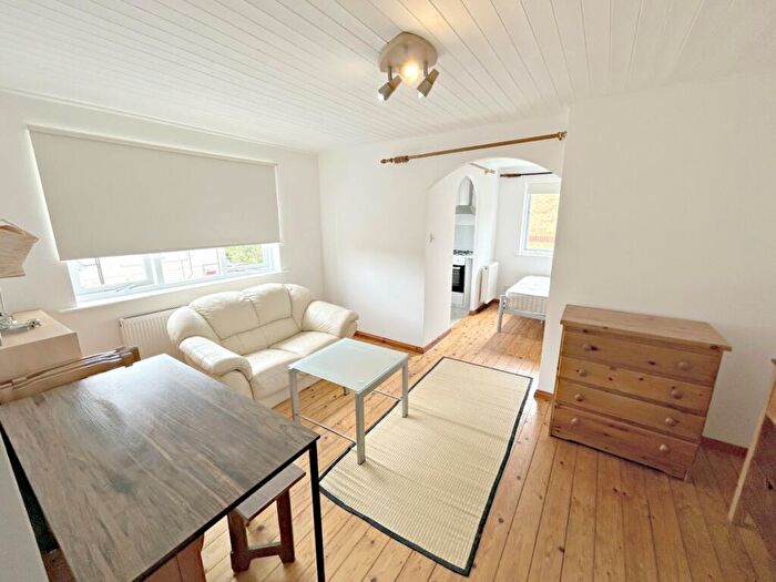 Flat To Rent In Cornmow Drive, Dollis Hill, NW10