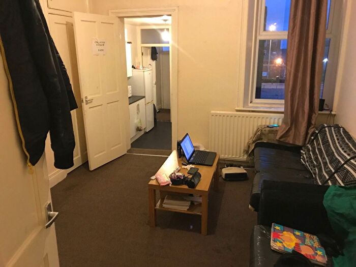 3 Bedroom Flat To Rent In Wingrove Avenue, Newcastle Upon Tyne, NE4
