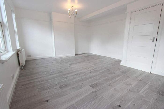 3 Bedroom Flat To Rent In Onslow Parade, London, N14