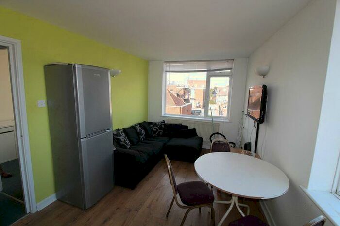 3 Bedroom Flat To Rent In Available For September - Double Bedroom Student Property- Winton, BH9