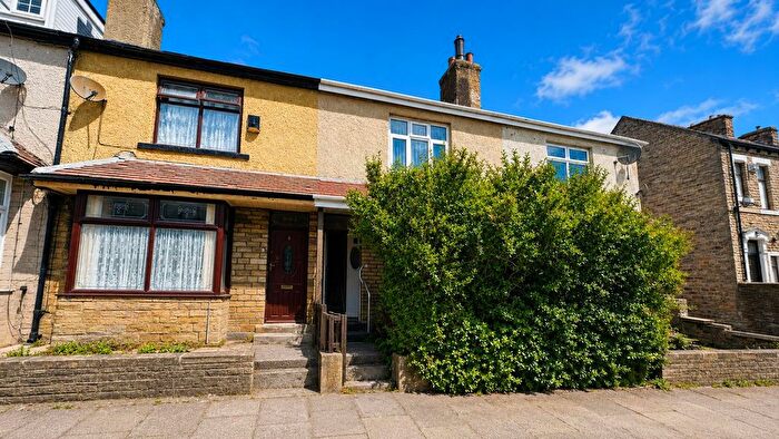 3 Bedroom Town House For Sale In Wellands Terrace, Barkerend Road, Bradford, BD3