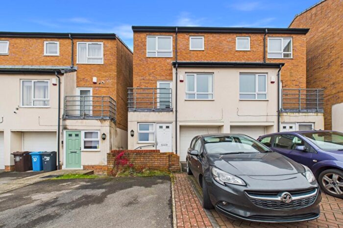 3 Bedroom Semi Detached House For Sale In Kenninghall View. Sheffield, S2